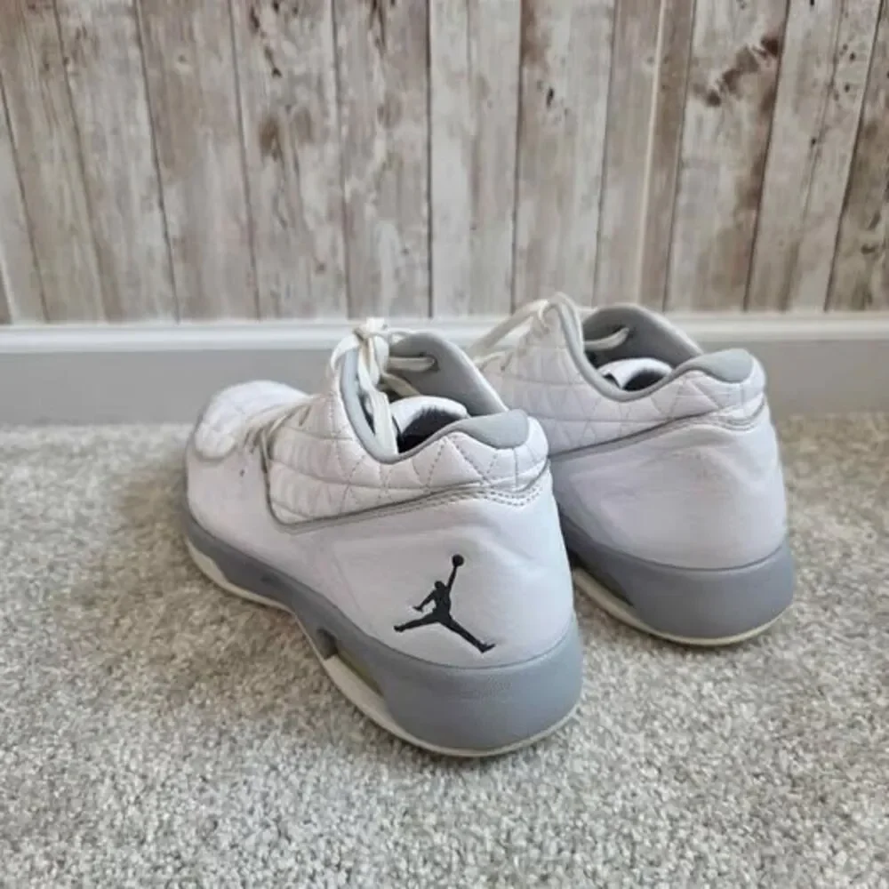 Men's basketball sneakers